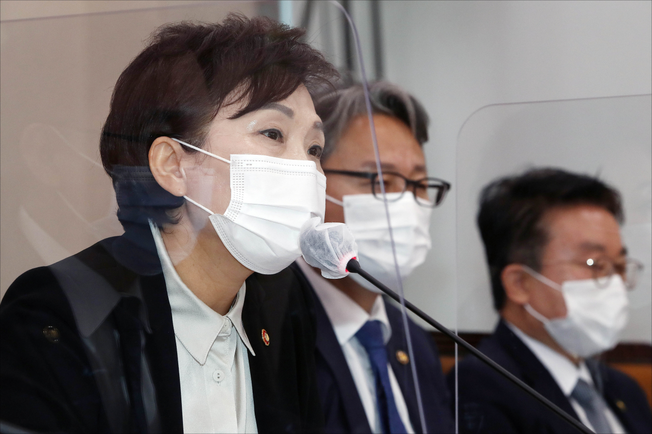 김현미 국토교통부 장관이 23일 오전 서울 여의도 국회에서 열린 국토교통위원회 종합국정감사에서 답변하고 있다. [연합]