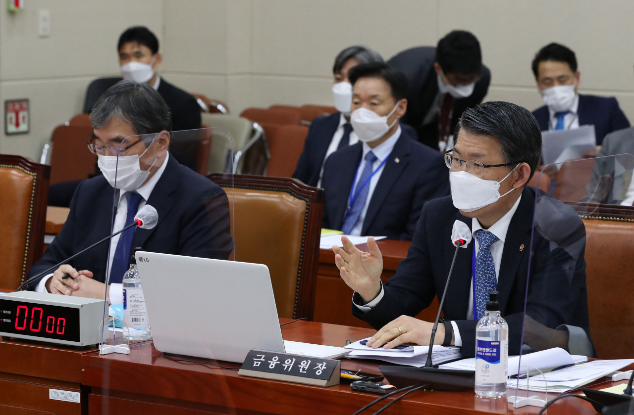 은성수 금융위원장이 23일 국회 정무위원회 금융감독원, 금융위원회 등에 대한 종합감사에서 답변하고 있다. [연합]