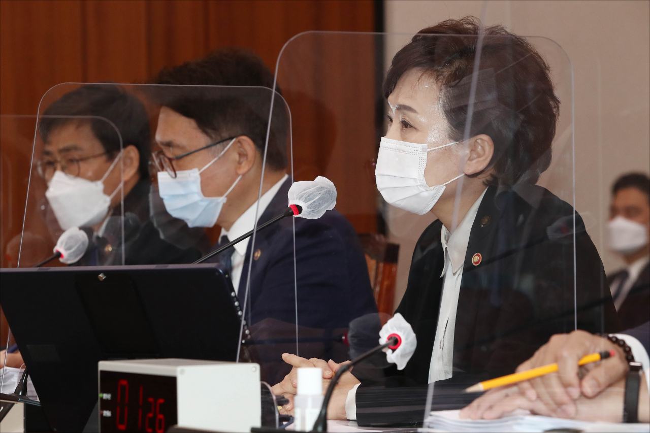 김현미 국토교통부 장관이 23일 오전 서울 여의도 국회에서 열린 국토교통위원회 종합국정감사에서 답변하고 있다. [연합]