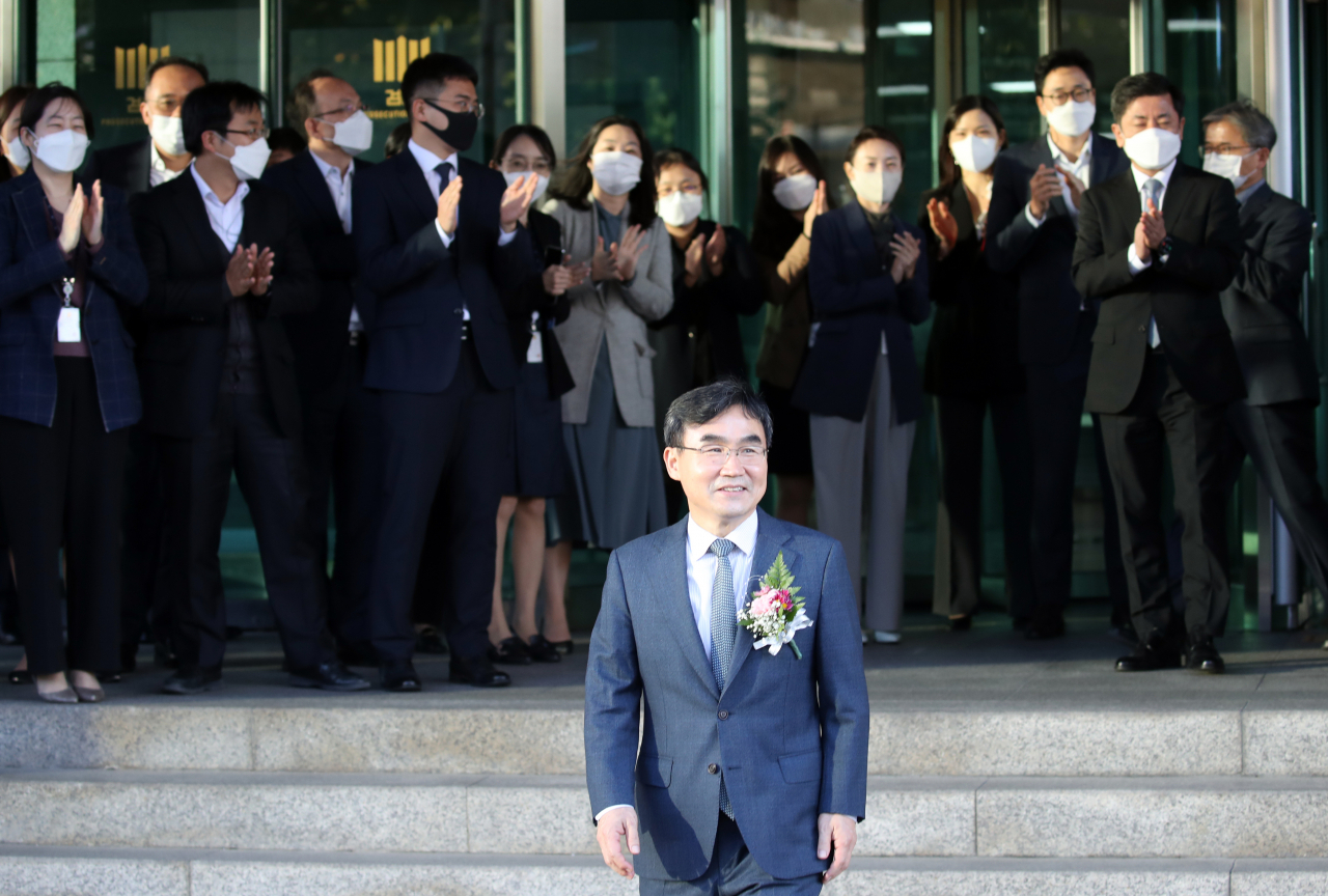 “정치가 검찰을 덮었다”는 말과 함께 추미애 법무부 장관이 최근 행사한 수사지휘권 발동을 비판하며 사의를 표명한 박순철 서울남부지검장이 23일 오후 서울 양천구 서울남부지검에서 퇴임식을 마친 뒤 청사를 나서고 있다. [연합]