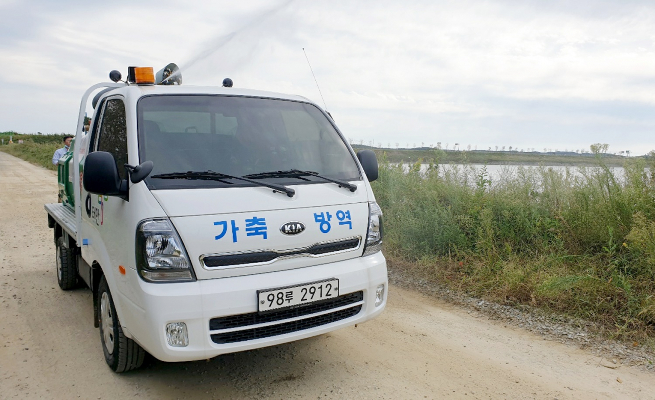 지난 22일 철새도래지인 충남 태안군 남면 천수만 간척지 부남호 인근에서 태안군 방역 차량이 조류인플루엔자(AI) 바이러스 유입을 막기 위한 방역을 하고 있다. [연합]