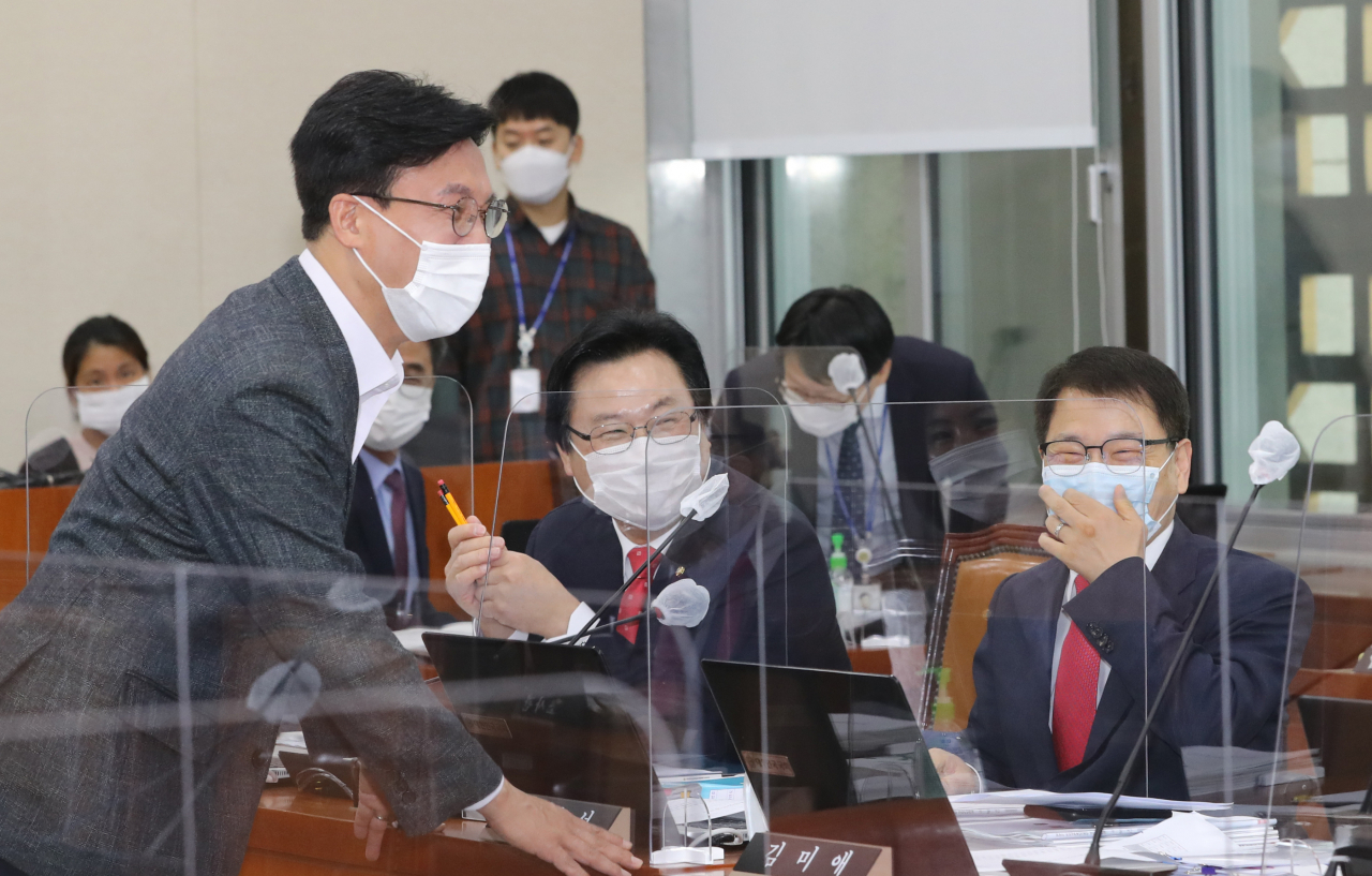 김민석 국회 보건복지위원장이 21일 서울 여의도 국회에서 열린 보건복지위원회의 한국노인인력개발원 등 국정감사에서 강기윤 간사 등 국민의힘 의원들과 인사하고 있다. [연합]