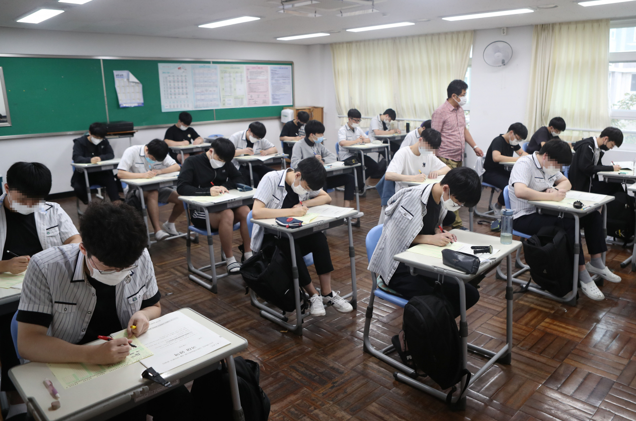 부산 해운대구 센텀고등학교에서 3학년 학생들이 2021학년도 수능 9월 모의평가를 치르고 있는 모습. [연합]