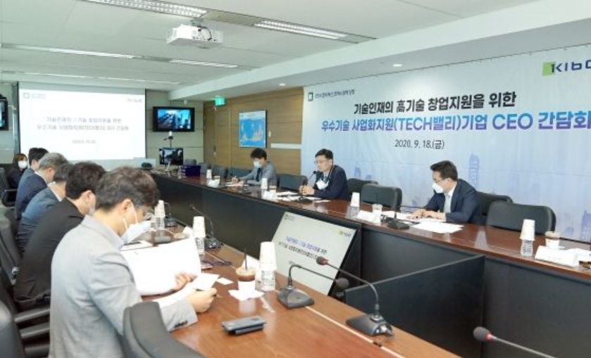 김영춘 기술보증기금 김영춘 이사(오른쪽 두 번째)와 테크밸리 기업 5개사 대표가 지난달 18일 서울 영등포 63스퀘어에서 간담회를 진행했다.[기술보증기금 제공]