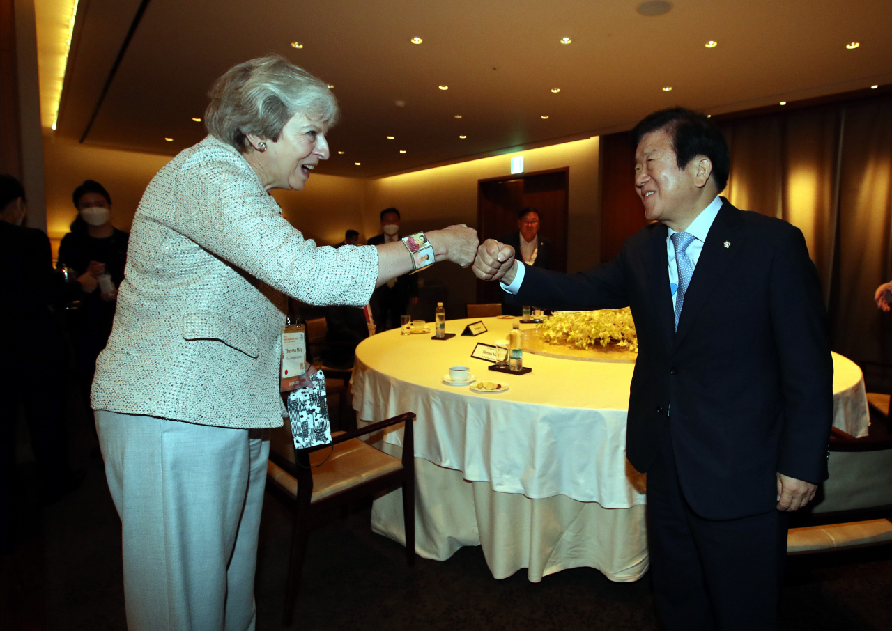 지난달 한국에서 열린 지식포럼 개막식에서 박병석 국회의장이 테레사 메이 전 영국 총리와 인사하고 있다. [연합뉴스]