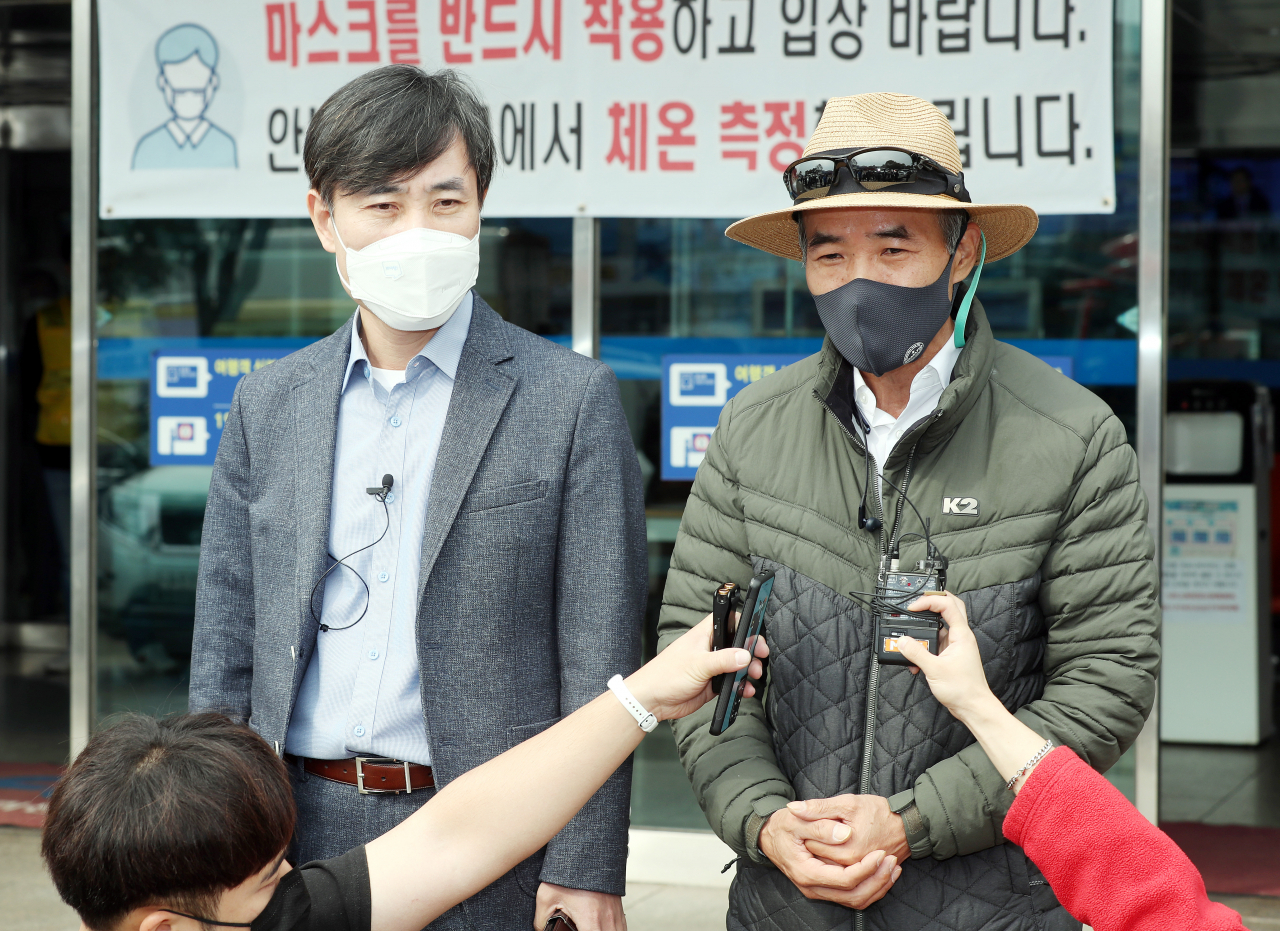 서해 북단 소연평도 해상에서 실종됐다가 북한군에 사살된 해양수산부 공무원의 형 이래진씨(오른쪽)가 21일 오전 인천시 중구 인천항 연안여객터미널에서 연평도행 여객선에 승선하기 전 기자회견을 하는 모습. 이씨와 하태경 국민의힘 의원(왼쪽)은 이날 연평도 인근 해상에서 위령제를 진행했다. [연합]