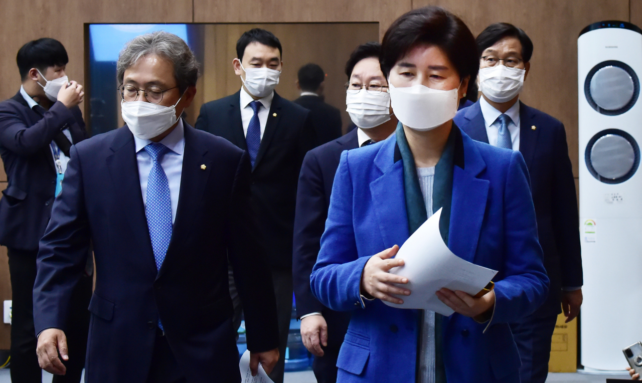 국회 법제사법위원회 의원들과 백혜련 더불어민주당 간사[연합]