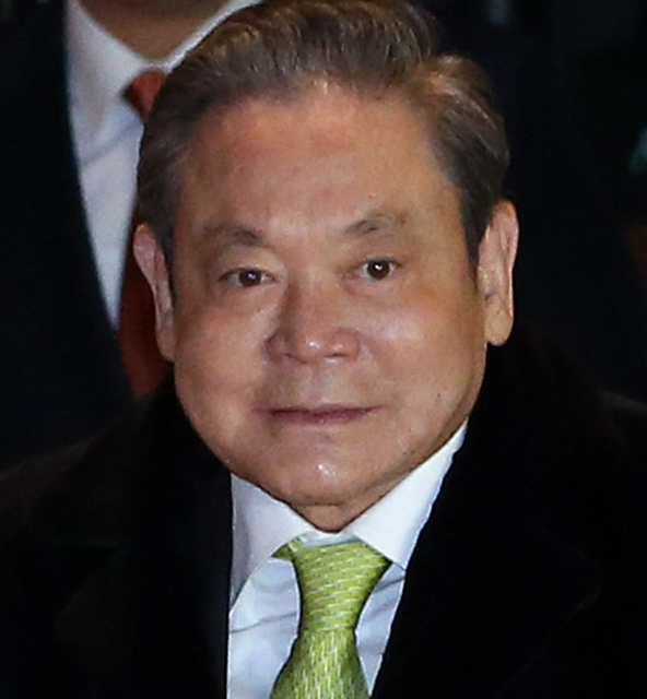 한국 재계를 대표하는 이건희 삼성그룹 회장이 25일 서울 일원동 삼성서울병원에서 별세했다. 향년 78세. 연합뉴스