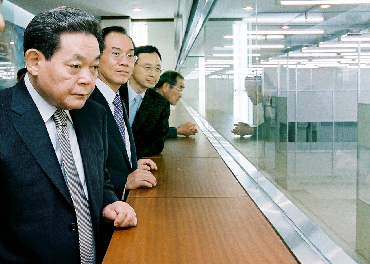 한국 재계를 대표하는 이건희 삼성그룹 회장이 25일 서울 일원동 삼성서울병원에서 별세했다. 향년 78세. 2014년 5월 급성심근경색증으로 서울 용산구 이태원동 자택에서 쓰러진 뒤 6년 만이다. 사진은 2003년 10월10일 경기도 화성 삼성전자 메모리 연구동 전시관에서 황창규 사장으로부터 차세대 메모리에 관해 설명을 듣는 이건희 회장. [연합뉴스]