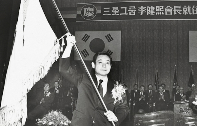 한국 재계를 대표하는 이건희 삼성그룹 회장이 25일 서울 일원동 삼성서울병원에서 별세했다. 향년 78세. 사진은 1987년 이건희 삼성그룹 회장 취임식. 연합뉴스