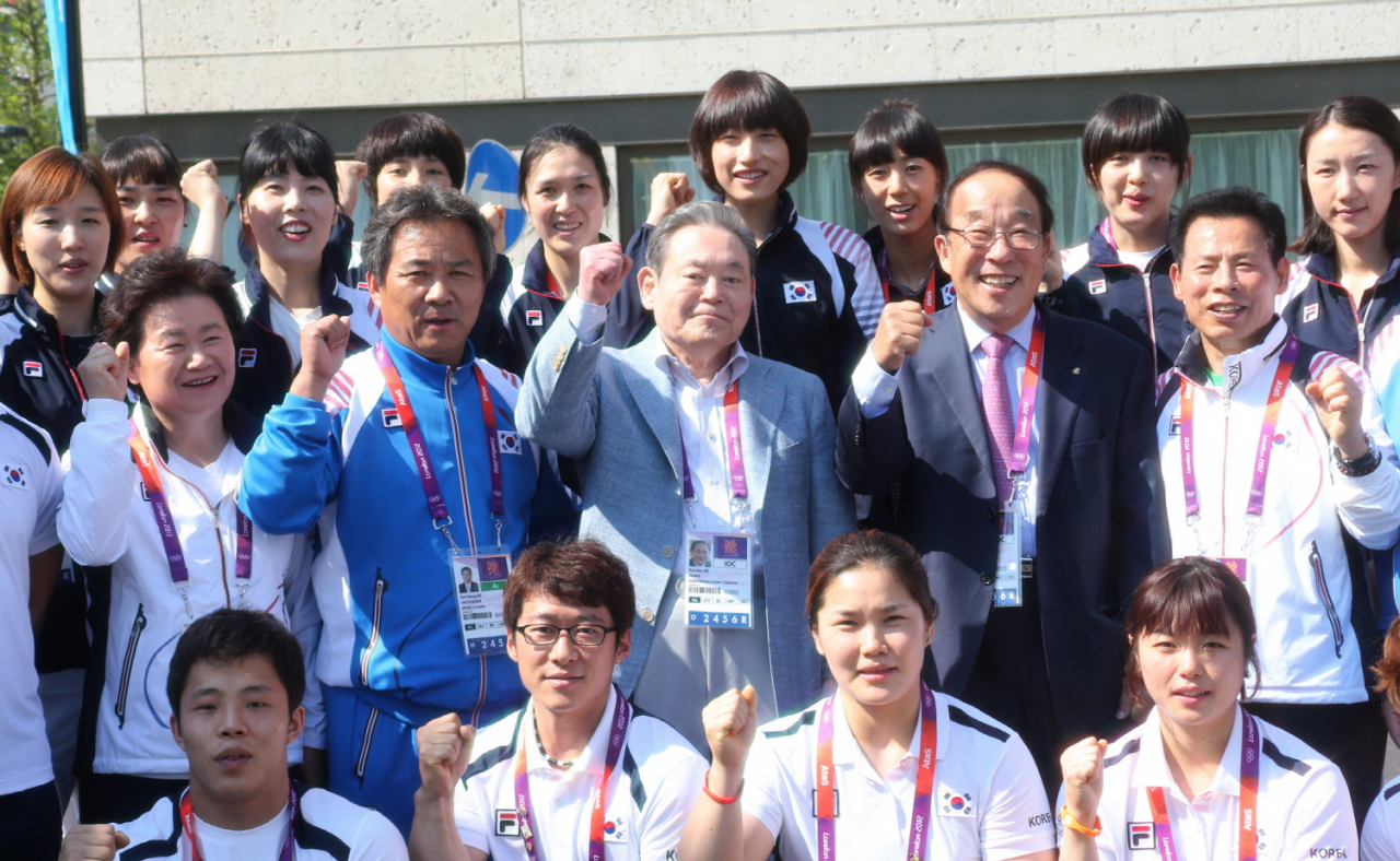 2012년 영국 런던올림픽 당시 우리나라 선수촌을 찾은 이건희 삼성그룹 회장이 여자배구국가대표 선수단을 비롯해 선수 및 관계자들과 사진을 찍고 있다. [삼성 제공]