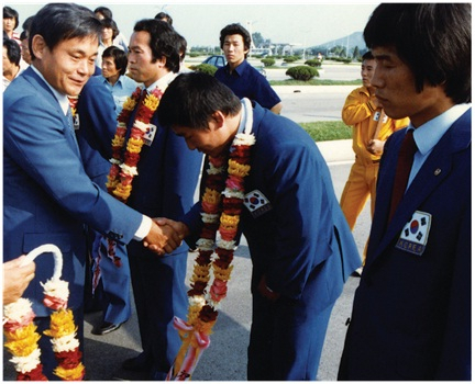 1982년 대한레슬링협회 회장을 맡은 이건희 삼성그룹 회장이 선수들을 격려하고 있다. 이 회장 역시 서울사대부고 재학 시절 레슬링을 했다. [삼성 제공]