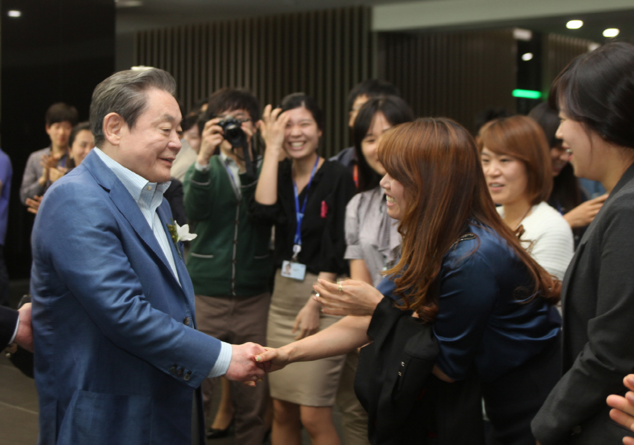 이건희 삼성그룹 회장은 "여자라는 이유로 채용이나 승진에서 불이익을 준다면 기업의 기회 손실은 무엇으로 보상할 것인가?"라며 여성인재의 중요성을 강조했다. 사진은 2011년 9월 반도체16라인 가동식에 참석한 모습. [삼성 제공]