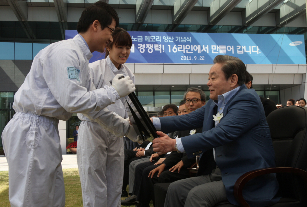 이건희 삼성그룹 회장은 성과주의를 안착시키며 핵심 인재들에 대한 보상과 양성에 주력했다. 사진은 2011년 9월 반도체16라인 가동식에 참석한 모습. [삼성 제공]