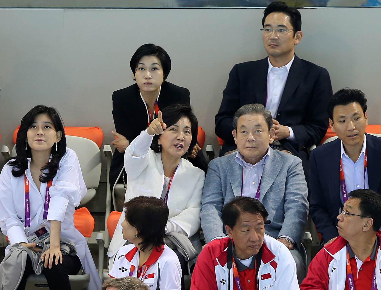 한국 재계를 대표하는 이건희 삼성그룹 회장이 25일 서울 일원동 삼성서울병원에서 별세했다. 향년 78세. 2014년 5월 급성심근경색증으로 서울 이태원동 자택에서 쓰러진 뒤 6년 만이다. 유족으로는 부인 홍라희 전 리움미술관 관장, 아들 이재용 삼성전자 부회장, 딸 이부진 호텔신라 사장, 이서현 삼성복지재단 이사장, 사위 김재열 삼성경제연구소 사장이 있다. 2012년 7월 29일 이건희 회장 가족이 영국 런던 올림픽파크의 아쿠아틱스 센터에서 열린 2012 런던올림픽 남자 자유형 400ｍ 결승을 참관하고 있다. [연합]