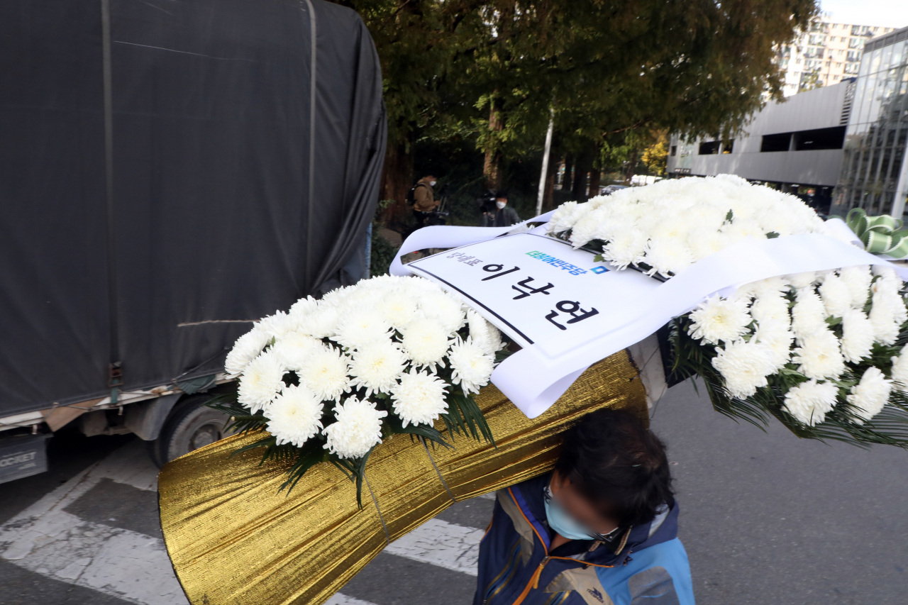 문재인 대통령이 서울 강남구 삼성서울병원 장례식장에 마련된 고 이건희 삼성그룹 회장 빈소에 조화를 보낼 예정이다. 앞서 이낙연 더불어민주당 대표가 보낸 근조화환이 빈소로 옮겨지고 있다. [연합]