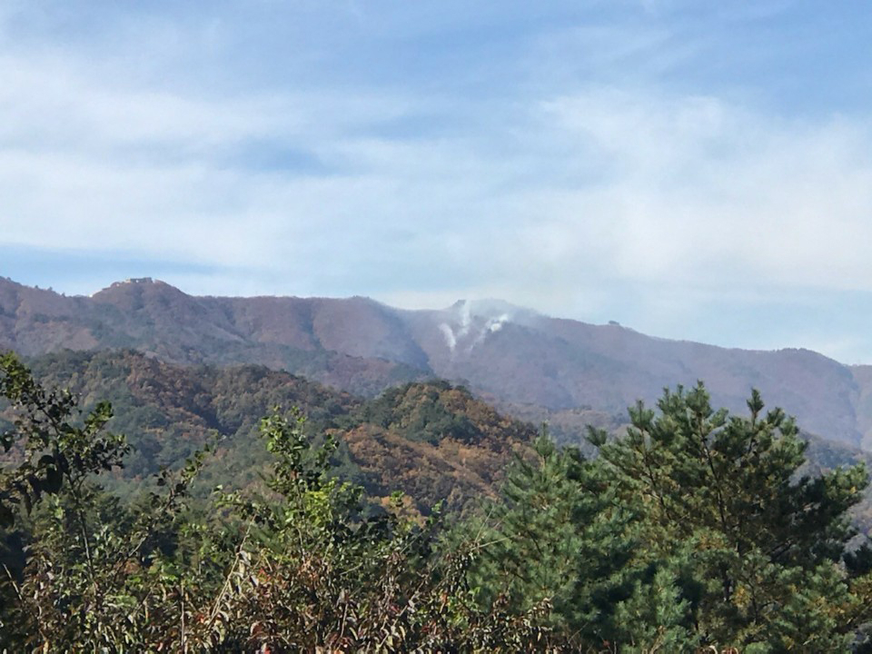 25일 오전 11시 55분께 강원 고성군 수동면 사비리 남방한계선 인근 야산에서 산불이 나 산림당국이 진화작업을 벌이고 있다. 사진은 현장에 연기가 피어오르고 있는 모습. 연합뉴스