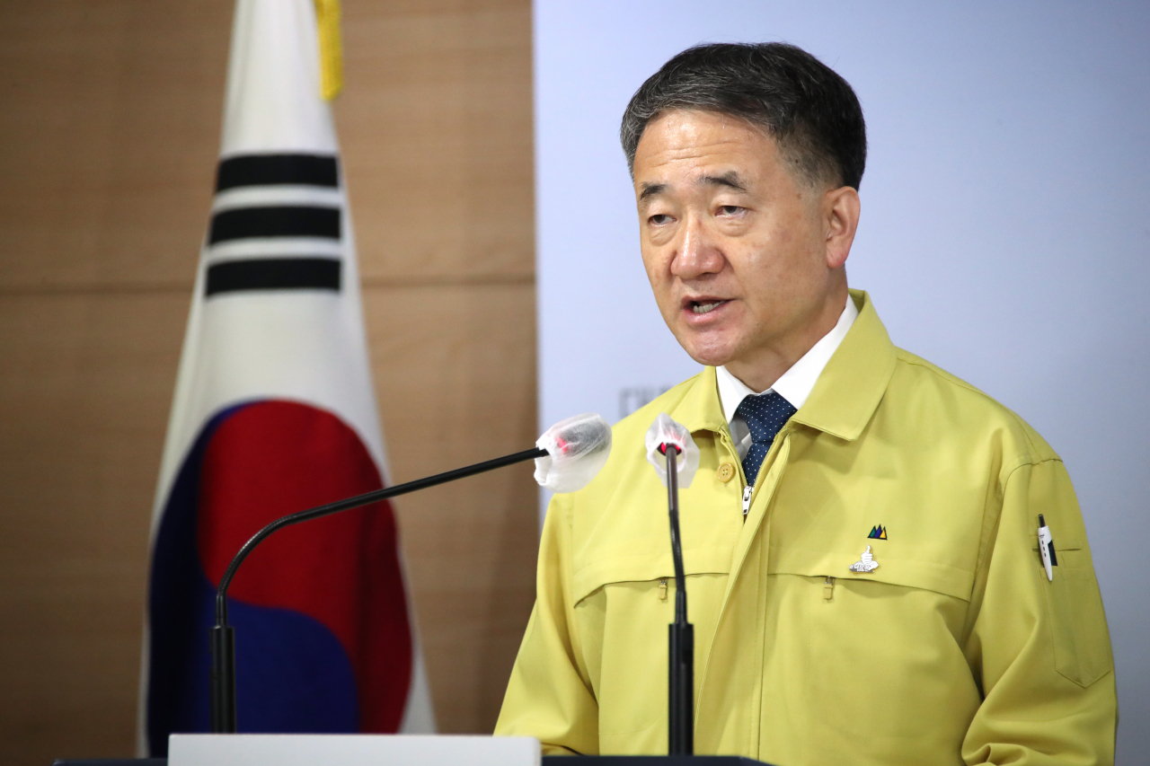 박능후 보건복지부 장관이 25일 오후 정부서울청사에서 중앙재난안전대책본부 회의를 마친 후 브리핑을 하고 있다. 연합뉴스