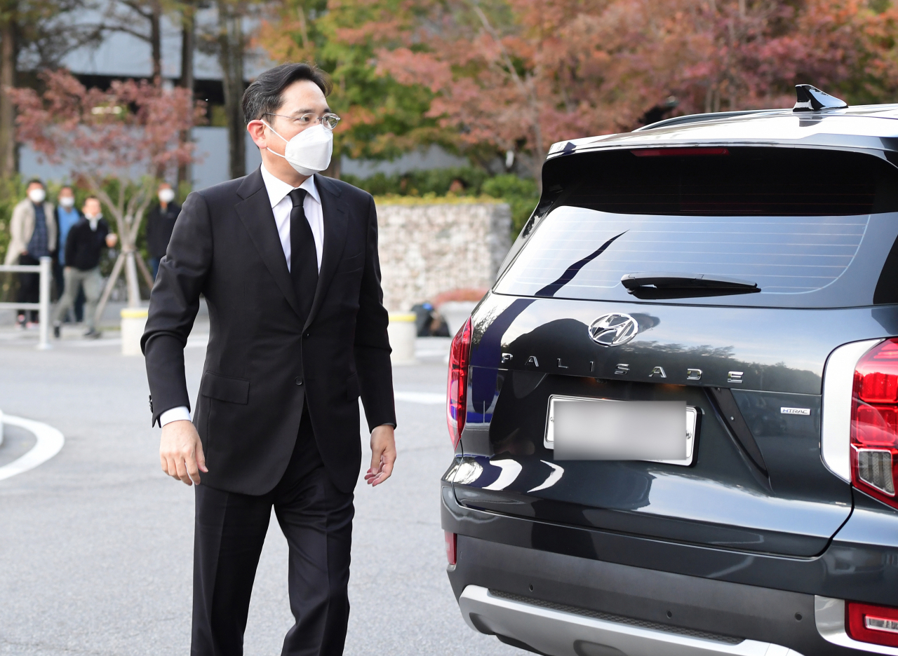 이재용 삼성전자 부회장이 25일 오후 이건희 삼성그룹 회장의 빈소가 마련된 서울 강남구 삼성서울병원 장례식장에 도착하고 있다. 연합뉴스