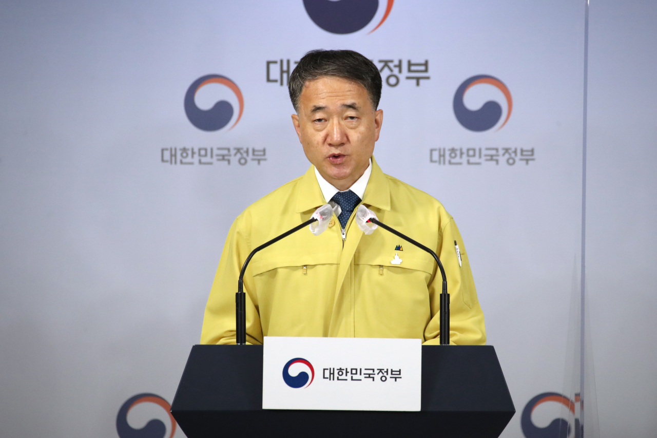 박능후 보건복지부 장관이 25일 오후 정부서울청사에서 중앙재난안전대책본부 회의를 마친 후 브리핑을 하고 있다. [연합]