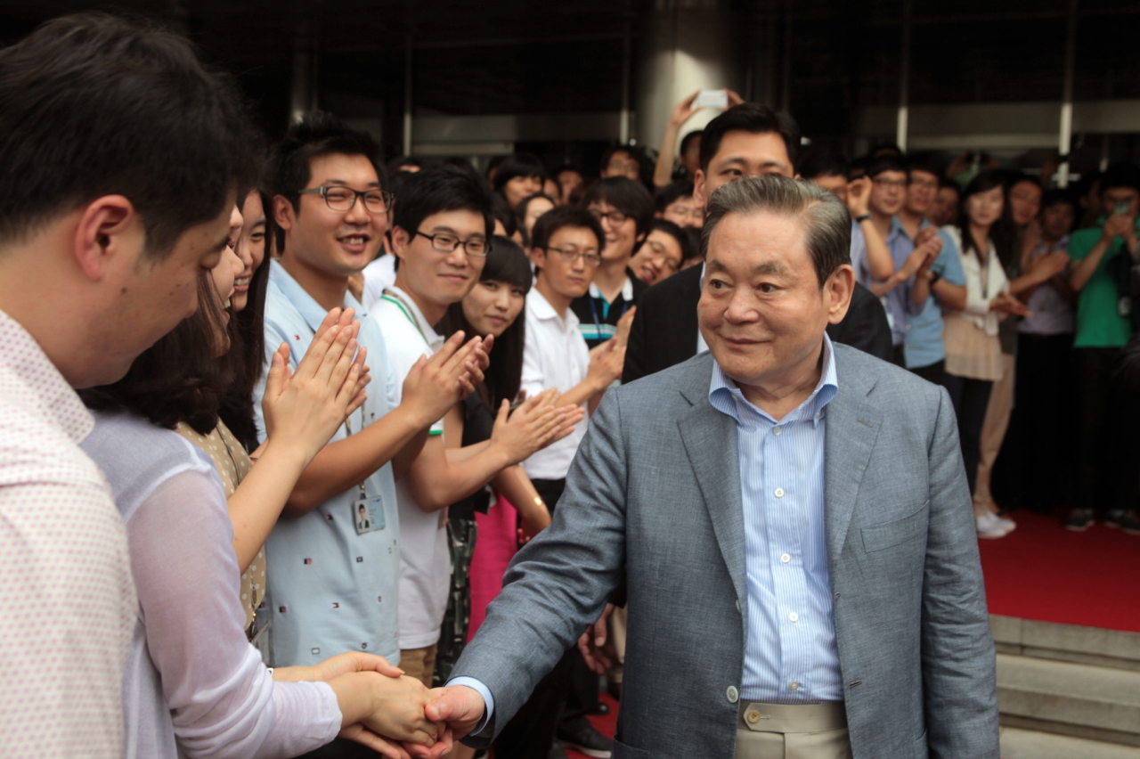 The photo shows late Samsung Group Chairman Lee Kun-hee shaking hands with Samsung Electronics' employees in 2011. (Samsung Group)