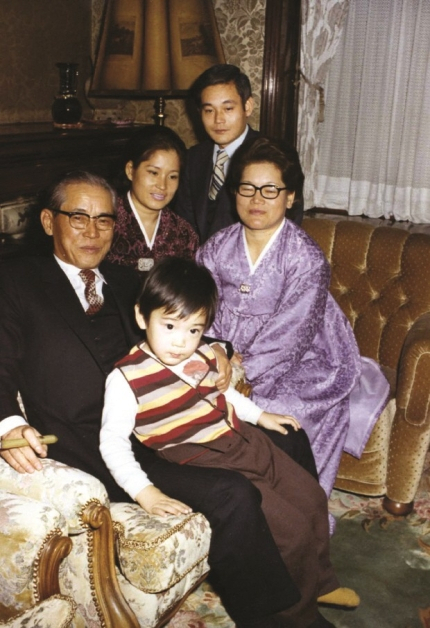 1972년 장충동 자택에서 가족과 함께한 이건희(맨위) 회장. 이병철(왼쪽) 선대회장이 어린 이재용 부회장을 안고 있다. [삼성전자 제공]