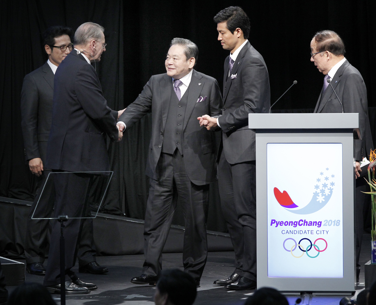 　Samsung Group Chairman Lee Kun-hee (center) shakes hands with Jacques Rogge, then president of the International Olympic Committee, after a presentation by the South Korean representatives to pitch PyeongChang, Gangwon Province, in Durban, South Africa, on July 6, 2011.  (Yonhap)