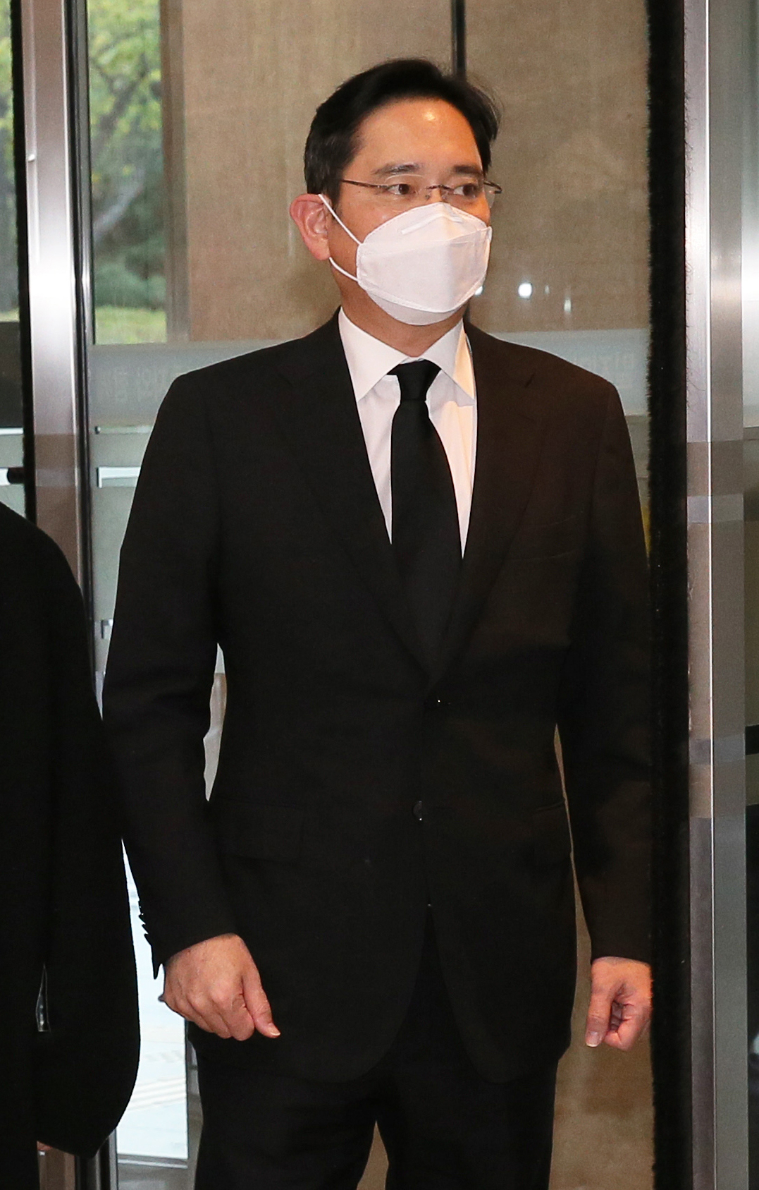 이재용 삼성전자 부회장이 25일 오후 이건희 삼성그룹 회장의 빈소가 마련된 서울 강남구 삼성서울병원 장례식장으로 들어서고 있다. [연합]