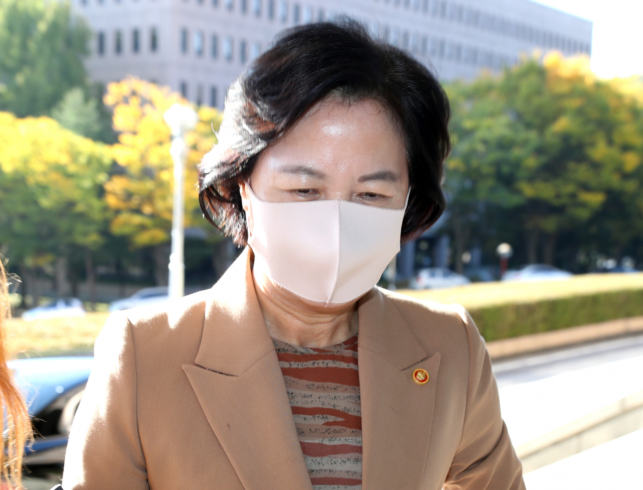 추미애 법무부 장관이 23일 오전 경기도 정부과천청사 법무부로 출근하고 있다. [연합]