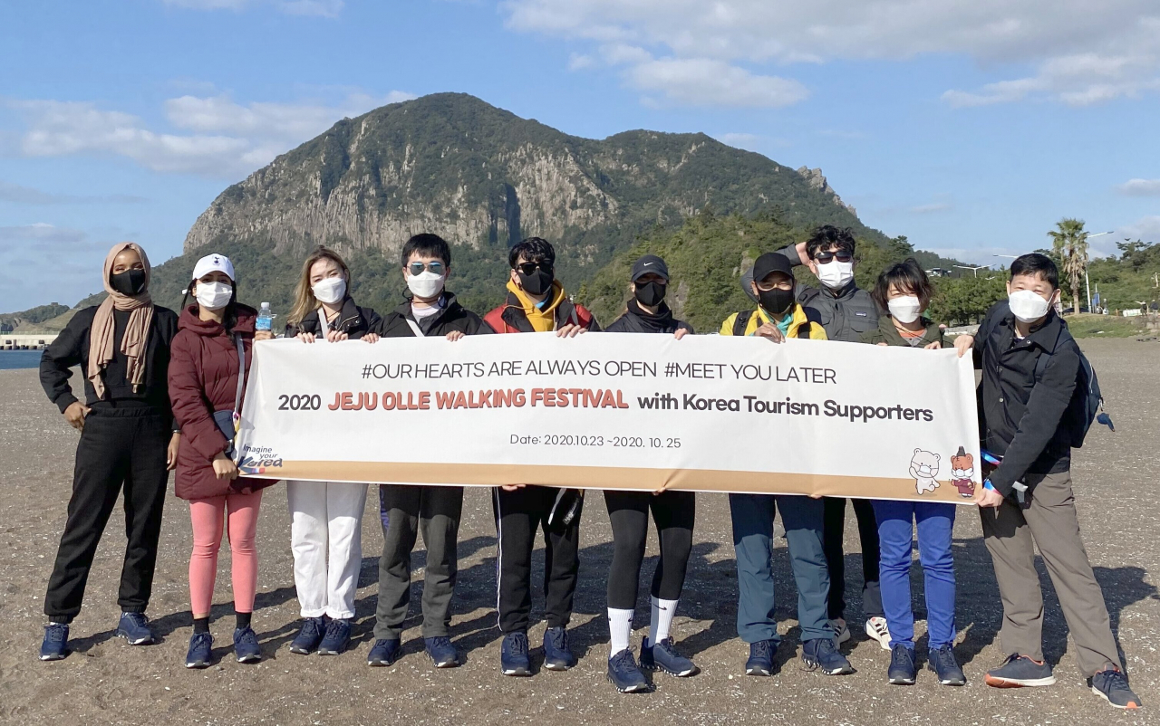 한국관광 서포터즈 외국인 기자단이 제주올레길 10코스에서 기념촬영을 하고 있다.