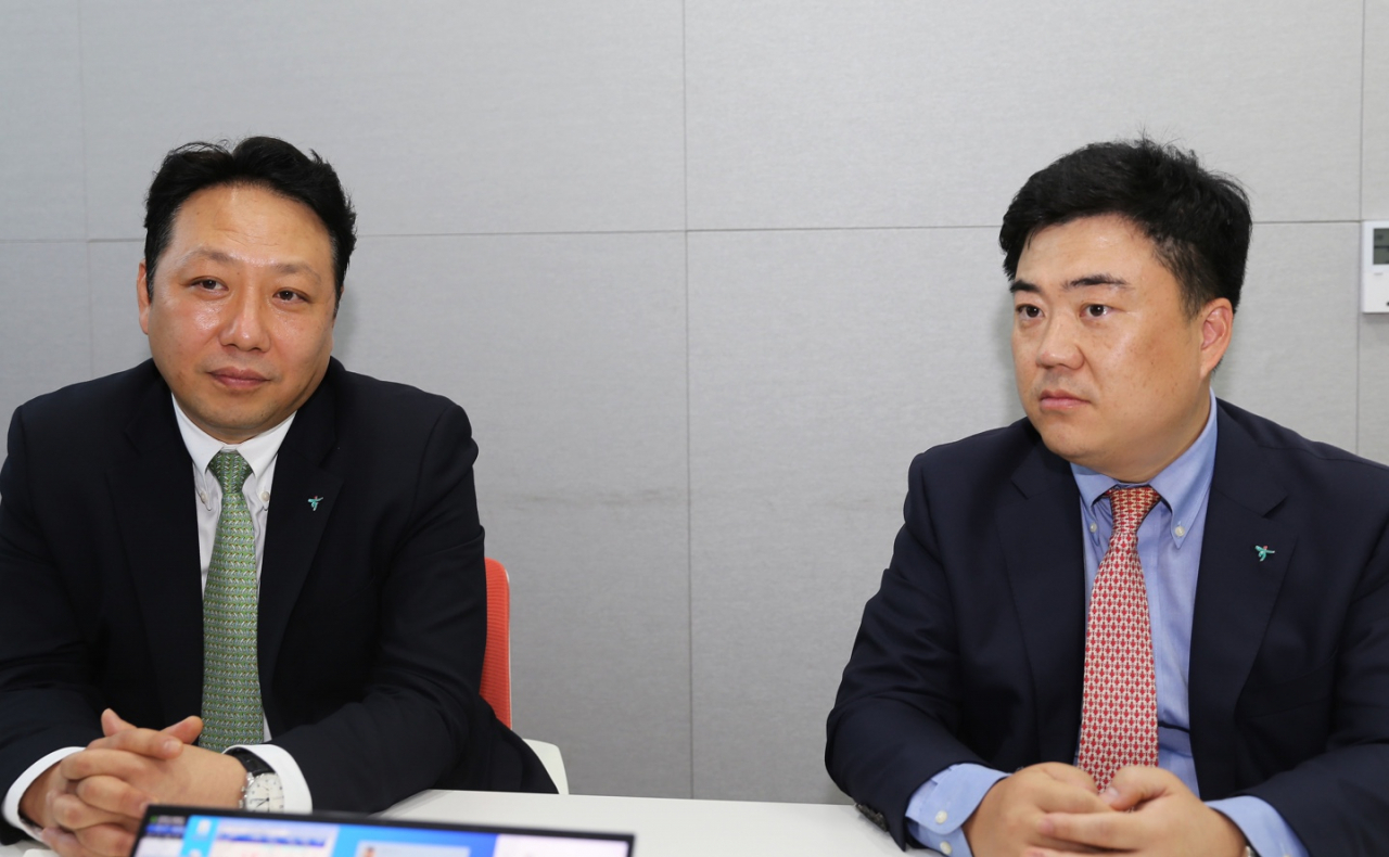 김종민 하나금융투자 실물투자금융 4실장(왼쪽)과 정원재 실물투자금융 3실장(오른쪽)[하나금융투자 제공]