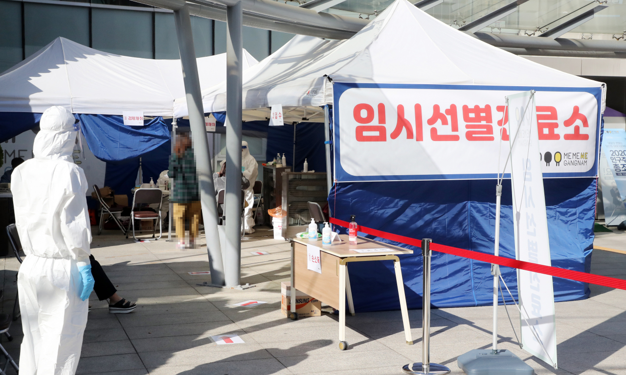 서울 강남구 대치2동주민센터 앞에 차려진 임시선별진료소에서 시민들이 코로나19 검사를 받고 있다. [연합]