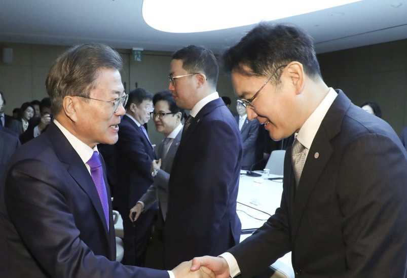 문재인 대통령이 지난 2월 13일 서울 대한상공회의소에서 열린 코로나19 대응 경제계 간담회에서 이재용 삼성전자 부회장과 인사하고 있다. [연합]