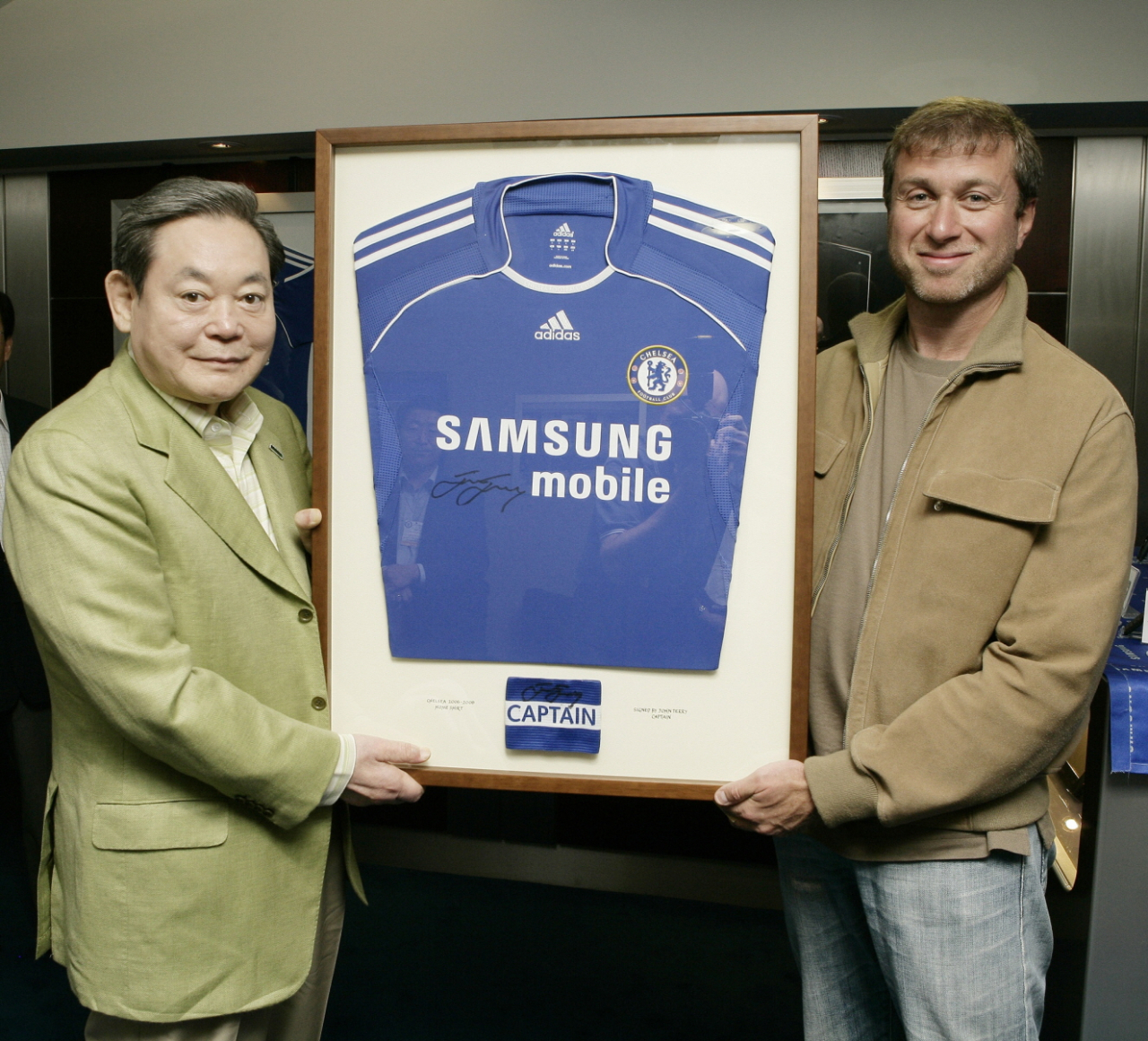지난 2006년 첼시 홈구장을 방문한 이건희(왼쪽) 삼성전자 회장에게 로만 아브라모비치 첼시FC 구단주가 주장 존 테리의 사인이 담긴 유니폼을 선물하는 모습. [삼성전자 제공]