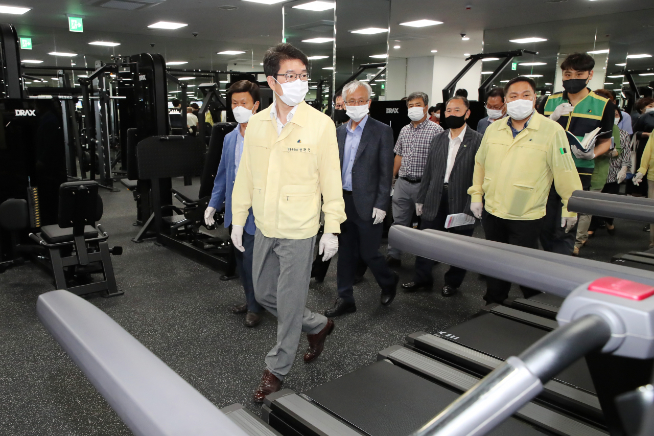 시설점검을 위해 주민들과 함께 성동구립용답체육센터를 둘러보고 있는 정원오 성동구청장. [성동구 제공]