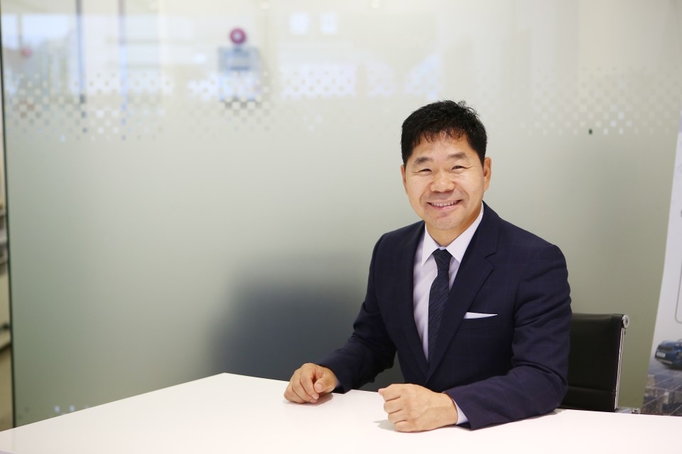 누계 판매 4000대를 달성한 심동섭 영업부장이 동광주지점에서 포즈를 취하고 있다. [기아차 제공]