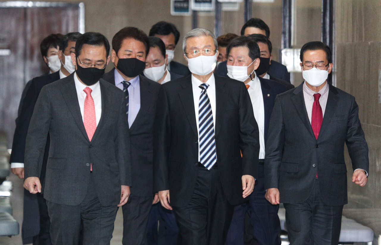김종인 국민의힘 비상대책위원장, 주호영 원내대표 등 지도부가 26일 오전 서울 여의도 국회에서 열린 비상대책위원회의에 참석하고 있다. [연합]