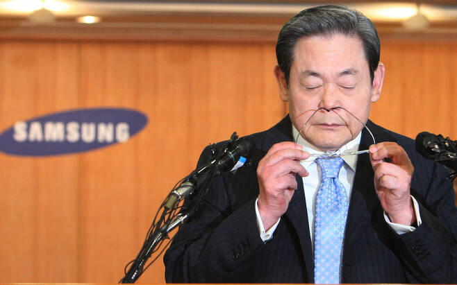 이건희 삼성전자 회장이 지난 25일 서울 일원동 삼성서울병원에서 별세했다. 향년 78세. 2014년 5월 급성심근경색증으로 서울 이태원동 자택에서 쓰러진 뒤 6년만이다. 2008년 삼성그룹 경영쇄신안 발표하는 이건희 삼성전자 회장. [연합]