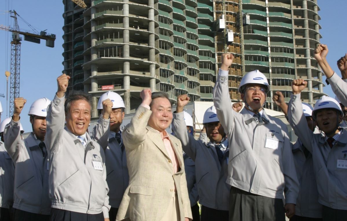 지난 2006년 두바이를 방문한 고 이건희 회장의 모습. 이 회장은 현지 임직원들에게 “기술을 배우고 축적하라”고 강조했다. [삼성전자 제공]