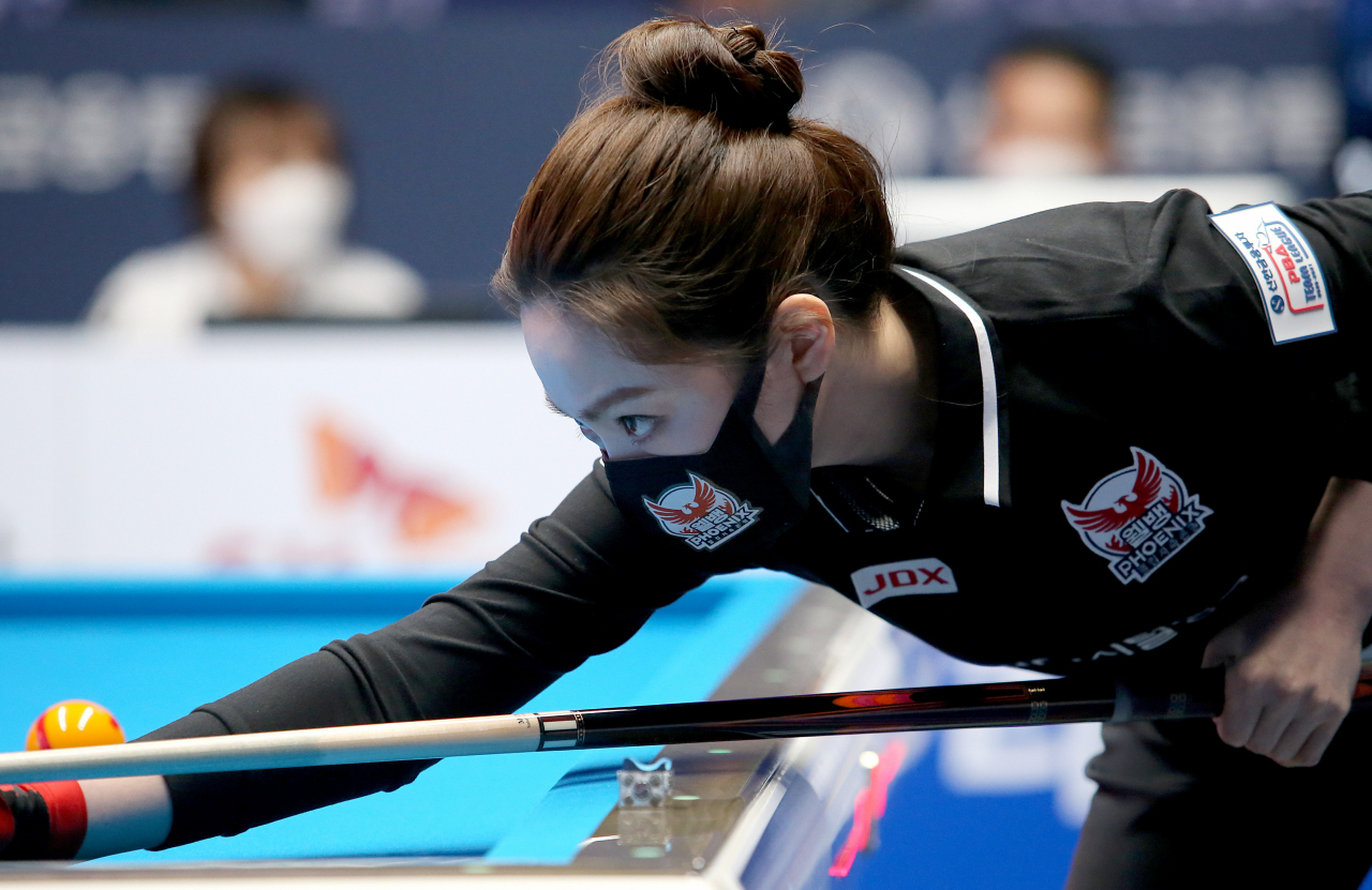 공을 노려보며 스트로크 하는 차유람 [PBA 제공]