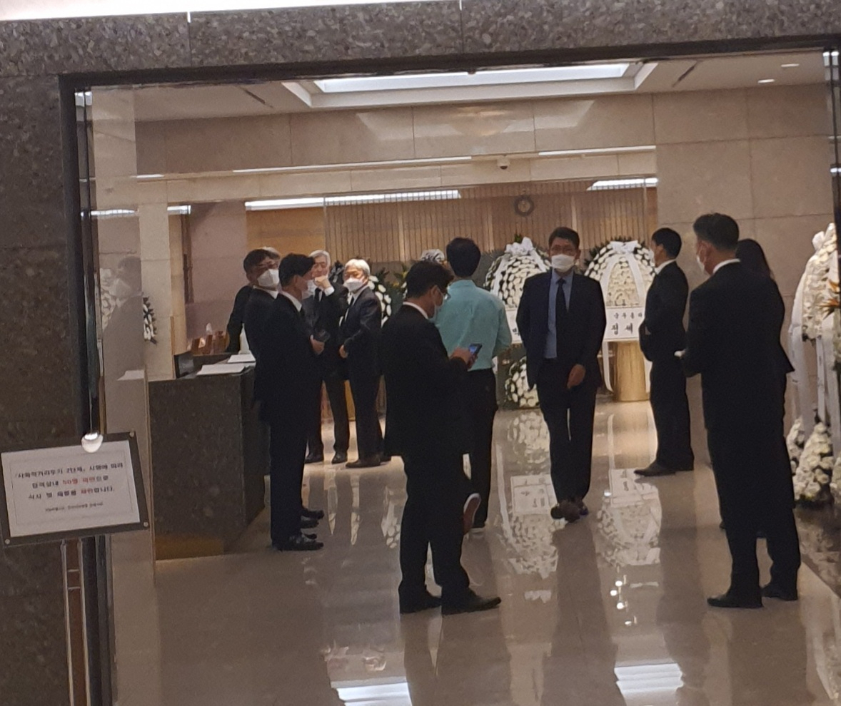 지난 25일 오후 서울 삼성서울병원 장례식장 지하 2층 17호에 마련된 이건희 삼성그룹 회장의 빈소의 모습. 빈소 입구정면에는 정세균 국무총리, 박병석 국회의장, 이낙연 더불어민주당 대표 등이 보낸 근조화한이 자리잡고 있었다. 정세희 기자 /say@herladocorp.com