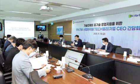 김영춘 기술보증기금 김영춘 이사(오른쪽 두 번째)와 테크밸리 기업 5개사 대표가 지난달 18일 서울 영등포 63스퀘어에서 간담회를 진행했다. [기술보증기금 제공]