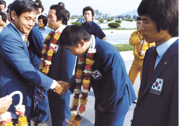 1982년 대한아마추어레슬링협회장이던 이건희 회장이 김포공항에서 선수단을 격려하는 모습 [연합]