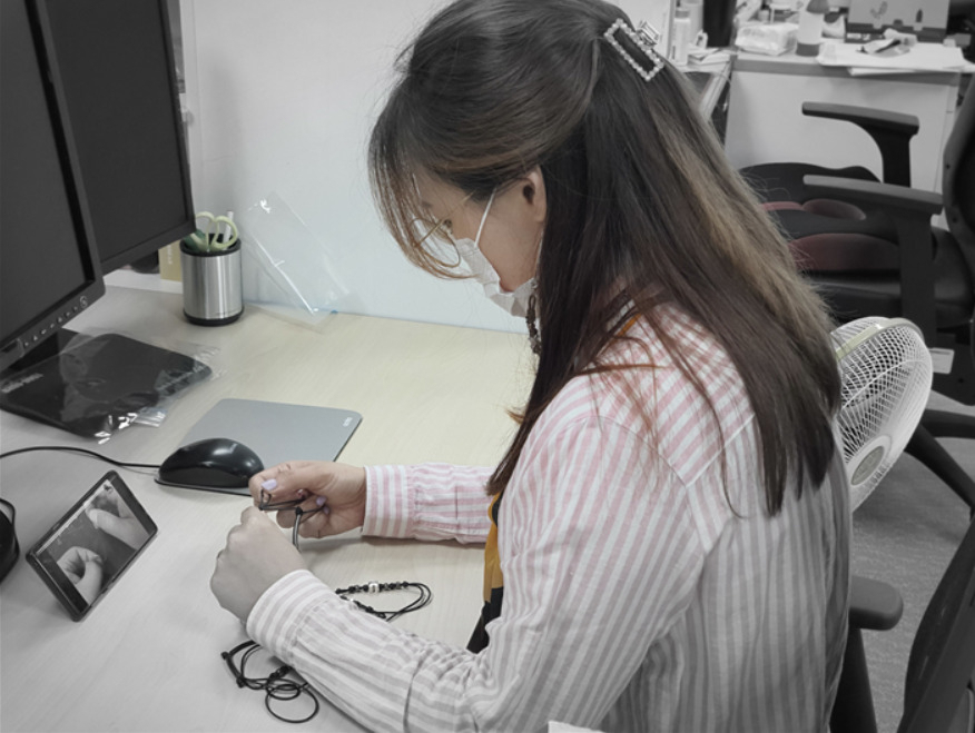 국민연금공단 직원이 퇴근 후 온라인 강의를 들으면서 비즈공예 활동을 하고 있다. [국민연금공단 제공]