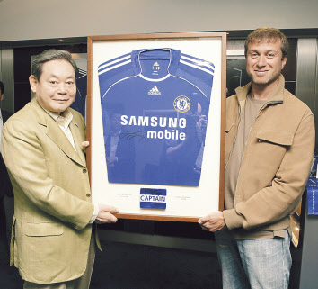 지난 2006년 첼시 홈구장을 방문한 이건희(왼쪽) 삼성전자 회장에게 로만 아브라모비치 첼시FC 구단주가 주장 존 테리의 사인이 담긴 유니폼을 선물하는 모습. [삼성전자 제공]