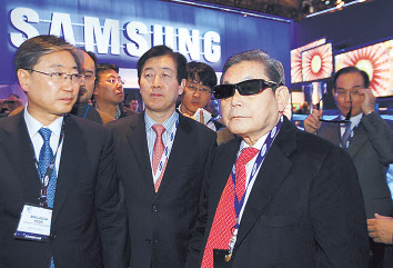 이건희 회장이 2010년 CES2010에 참석해 전시장을 둘러보고 있다. [삼성그룹 제공]