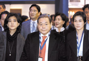 2010년 이부진(왼쪽부터) 호텔신라 사장, 이재용 삼성전자 부회장, 이건희 회장, 홍라희 여사, 이서현 삼성복지재단 이사장이 CES2010에 참석하는 모습 . [연합]