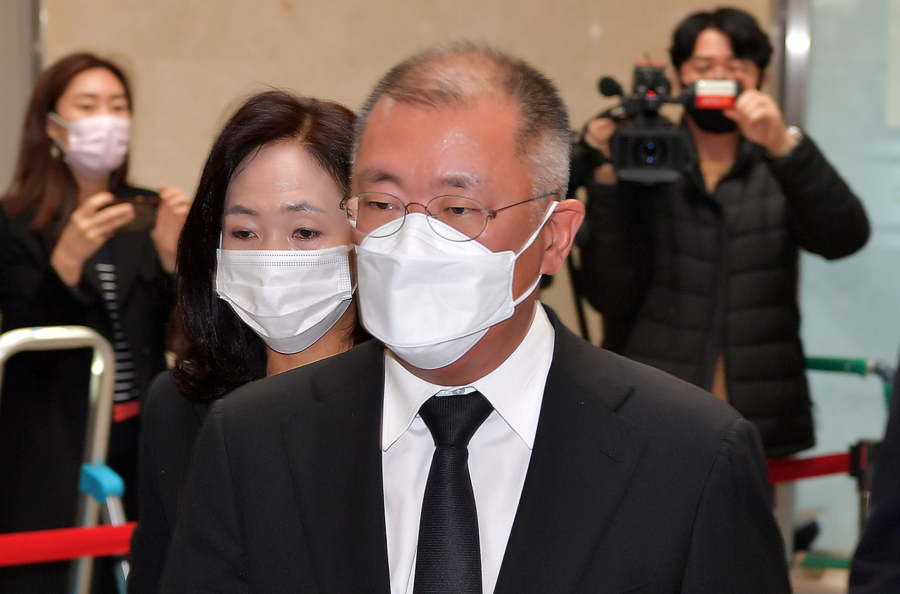 정의선 현대차그룹 회장이 26일 오전 고 이건희 삼성그룹 회장 빈소가 마련된 서울 강남구 서울삼성병원 장례식장에 들어서고 있다. 연합뉴스