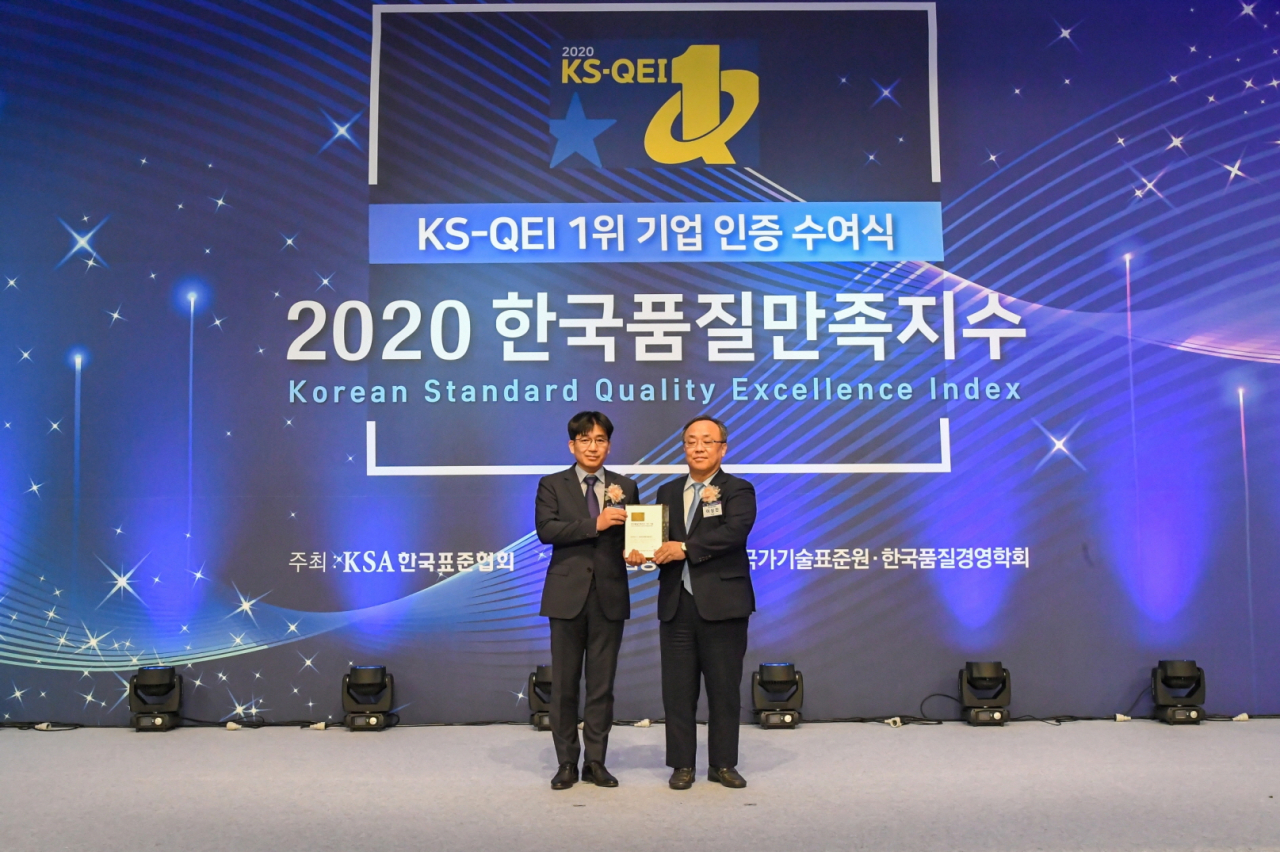 (왼쪽부터) 한국타이어 품질부문 품질기획팀 임호택 상무, 한국표준협회 이상진 회장이 기념사진을 촬영하고 있다. [한국타이어앤테크놀로지 제공]