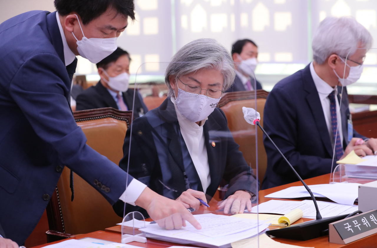 강경화 외교부 장관이 26일 서울 여의도 국회에서 열린 외교통일위원회의 외교부, 한국국제협력단, 한국국제교류재단, 재외동포재단 등에 대한 종합감사에서 답변자료를 살펴보고 있다. [연합]